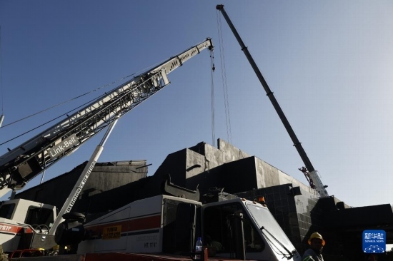  4月8日，救援人員在多米尼加首都圣多明各的夜總會(huì)屋頂坍塌事故現(xiàn)場工作。新華社發(fā)