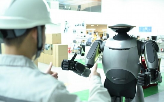 在廣汽研究院，人形機器人團隊的周仁義在演示GoMate機器人互動功能（新華社記者 鄧華 攝）