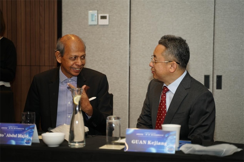 分享會現(xiàn)場，中方記者同與會代表進行友好交流。林俊揚攝