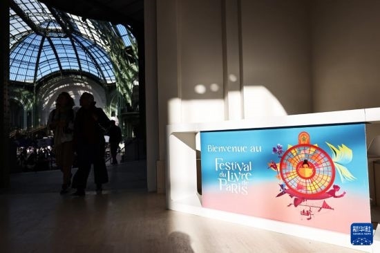 4月11日，人們?cè)诜▏屠璐蠡蕦m參加2025巴黎書展。新華社記者 高靜 攝