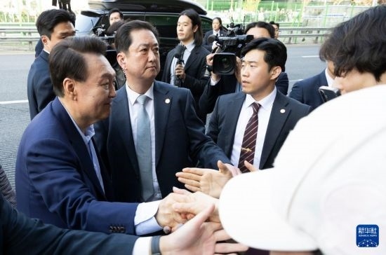 4月11日，韓國(guó)前總統(tǒng)尹錫悅（左一）在離開(kāi)首爾漢南洞官邸時(shí)與支持者握手。新華社發(fā)（全休相攝）