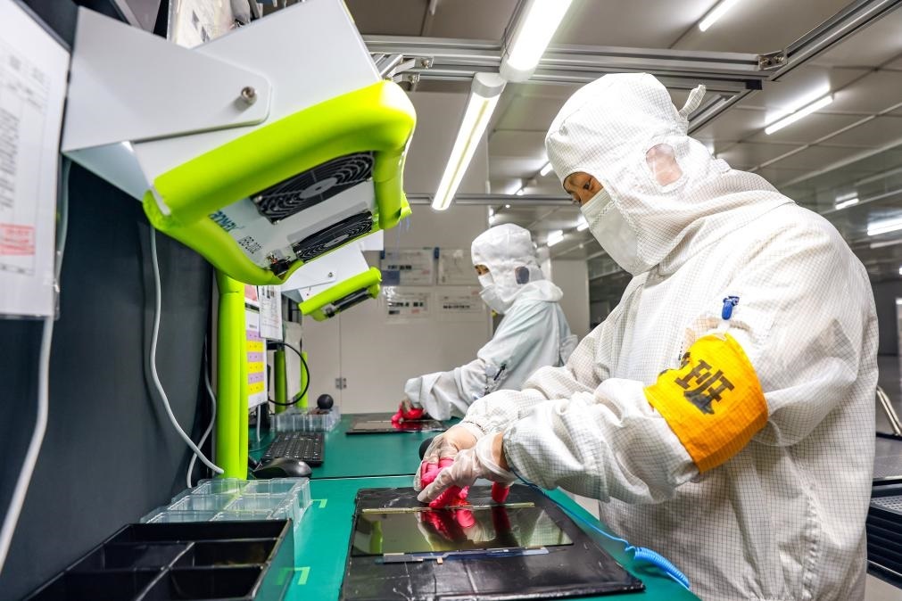 3月27日，在位于寧夏賀蘭工業(yè)園區(qū)的湯姆森電氣有限公司生產(chǎn)車間內(nèi)，工作人員制作硅膠絕緣護(hù)套。新華社記者 楊植森 攝