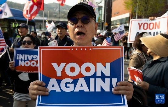 4月11日，在韓國(guó)首爾漢南洞官邸附近，支持者為韓國(guó)前總統(tǒng)尹錫悅送行。新華社發(fā)（全休相攝）