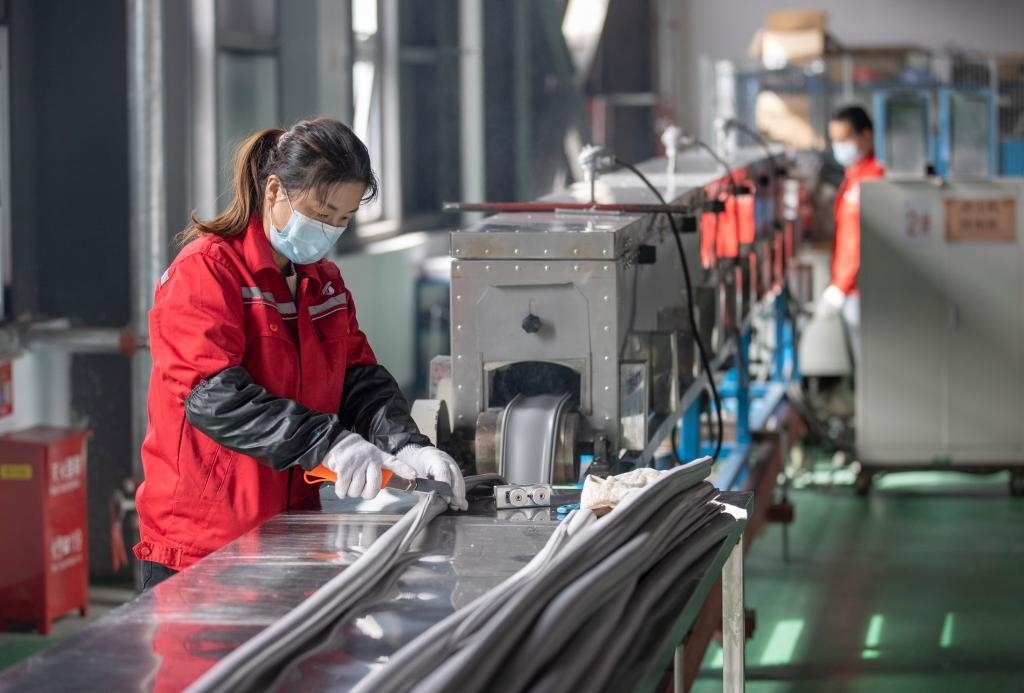 3月27日，在位于寧夏賀蘭工業(yè)園區(qū)的湯姆森電氣有限公司生產(chǎn)車間內(nèi)，工作人員制作硅膠絕緣護(hù)套。新華社記者 楊植森 攝