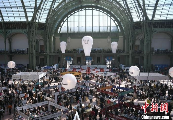 當(dāng)?shù)貢r間4月11日，2025年巴黎圖書節(jié)在巴黎大皇宮揭幕。圖為巴黎大皇宮的圖書節(jié)現(xiàn)場。中新社記者 李洋 攝