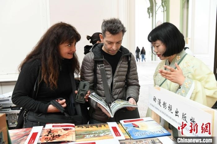當(dāng)?shù)貢r間4月11日，2025年巴黎圖書節(jié)在巴黎大皇宮揭幕。中國出版代表團(tuán)攜千余種中國精品圖書亮相展會。 中新社記者 李洋 攝