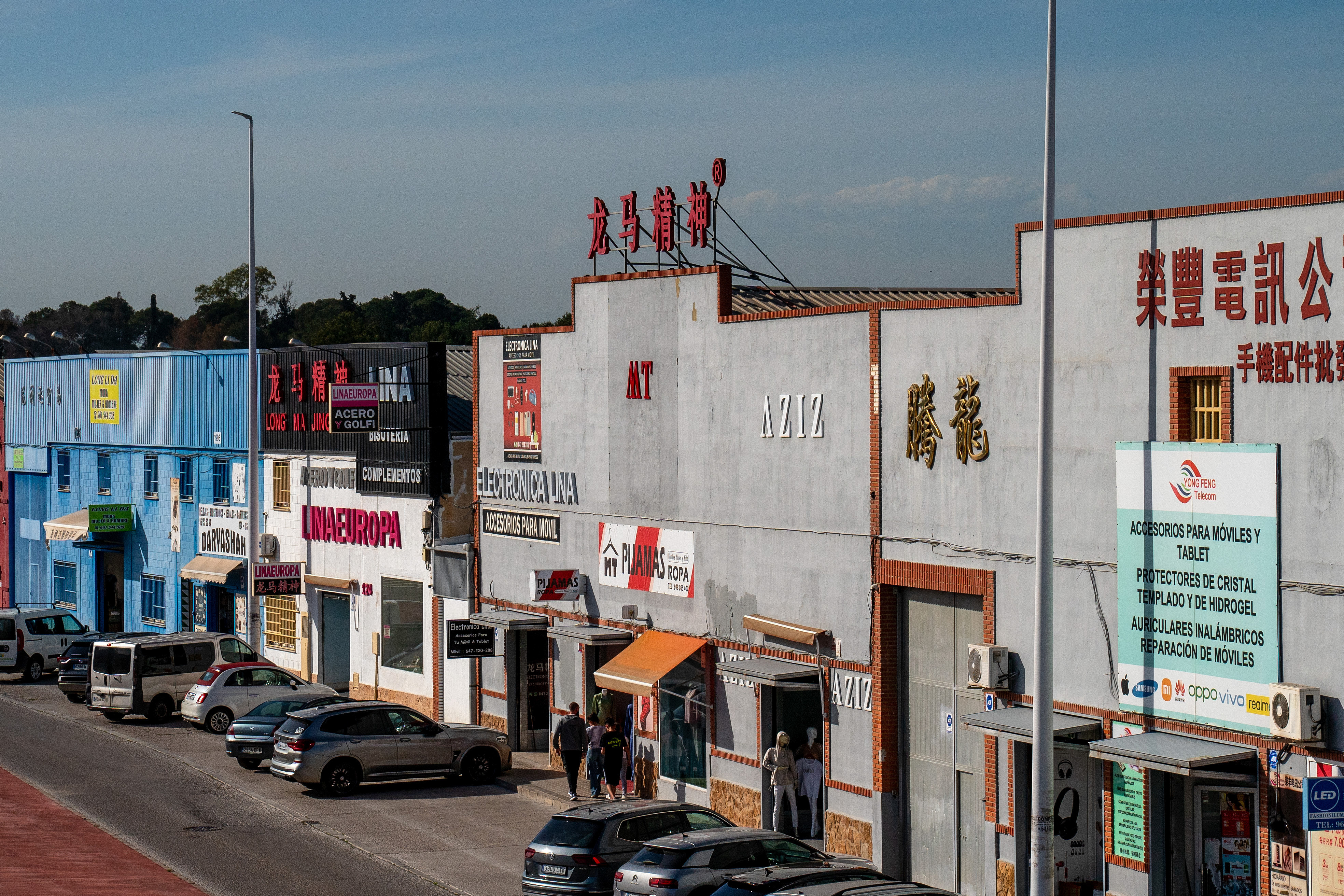 當?shù)貢r間2025年4月10日，西班牙瓦倫西亞國際機場附近的中資批發(fā)零售商店。