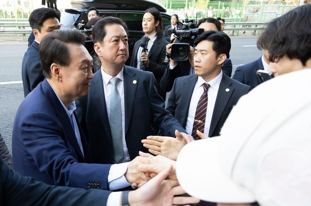 4月11日，韓國前總統(tǒng)尹錫悅（左一）在離開首爾漢南洞官邸時與支持者握手。新華社發(fā)（全休相攝）