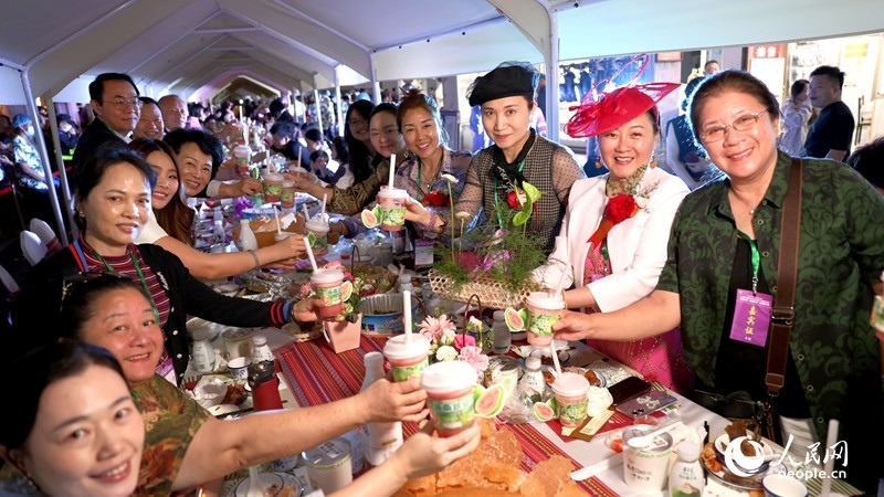 海外華僑在活動現(xiàn)場品嘗“家鄉(xiāng)味”。人民網(wǎng)記者 符武平攝