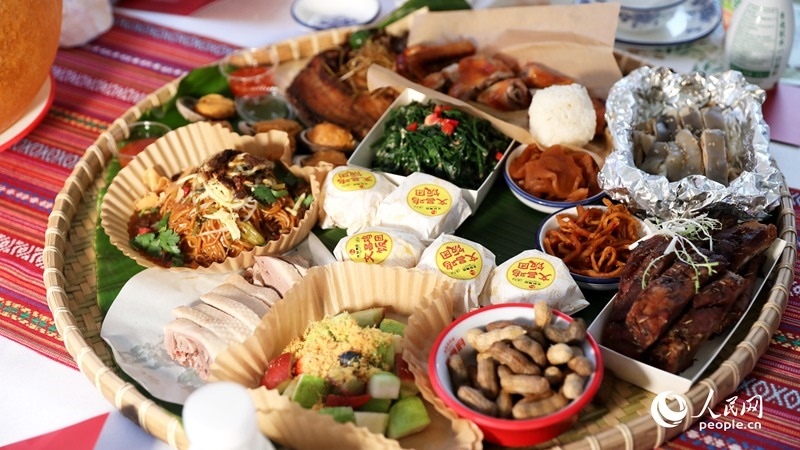 長桌宴上擺滿了海南特色佳肴。人民網(wǎng)記者 符武平攝