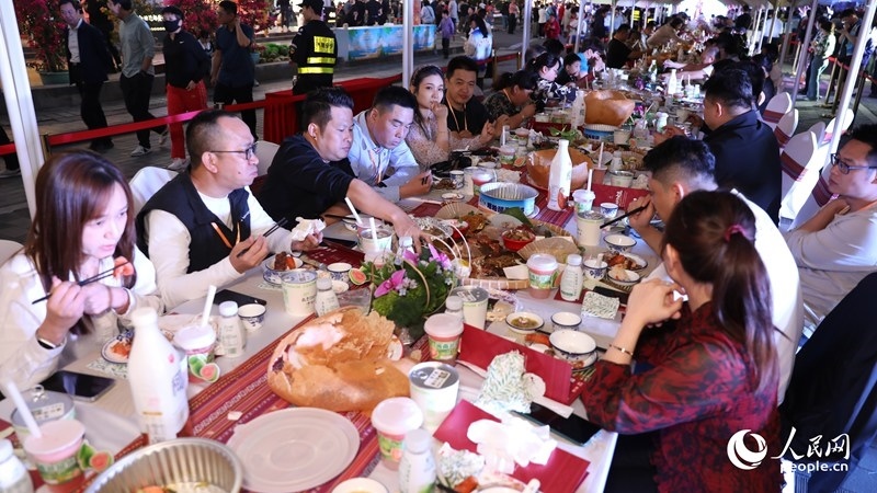 消博會嘉賓沉浸享用長桌宴。人民網(wǎng)記者 符武平攝