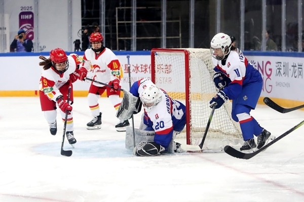 中國(guó)隊(duì)球員孔明會(huì)(左一)射門。圖片來源：中國(guó)冰球協(xié)會(huì)