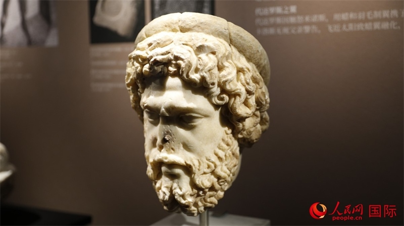 阿斯克勒庇俄斯大理石頭像。4月14日，來自希臘伊拉克利翁考古博物館的文物在故宮博物院展出。（人民網(wǎng) 張澤宇攝）