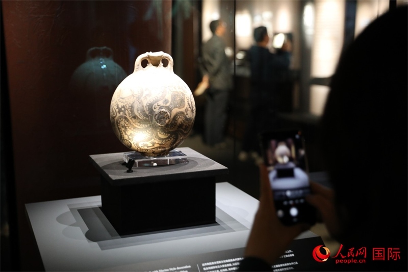參觀者在拍攝。4月14日，來自希臘伊拉克利翁考古博物館的文物在故宮博物院展出。（人民網(wǎng) 張澤宇攝）