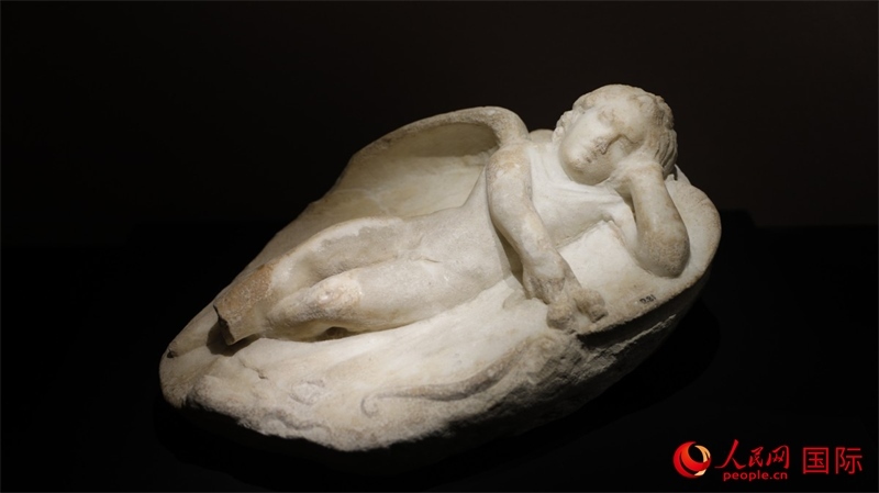 沉睡的厄洛斯大理石浮雕。4月14日，來自希臘伊拉克利翁考古博物館的文物在故宮博物院展出。（人民網(wǎng) 張澤宇攝）