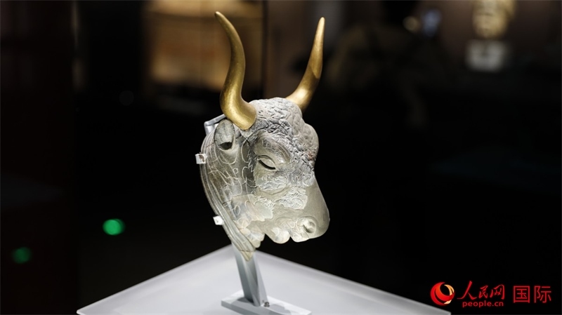 公牛頭型綠泥石來通杯。4月14日，來自希臘伊拉克利翁考古博物館的文物在故宮博物院展出。（人民網(wǎng) 張澤宇攝）