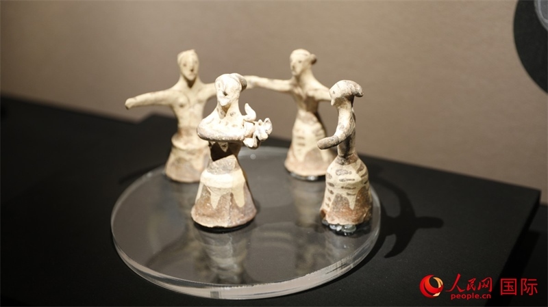 舞蹈者與音樂家雕塑群像。4月14日，來自希臘伊拉克利翁考古博物館的文物在故宮博物院展出。（人民網(wǎng) 張澤宇攝）