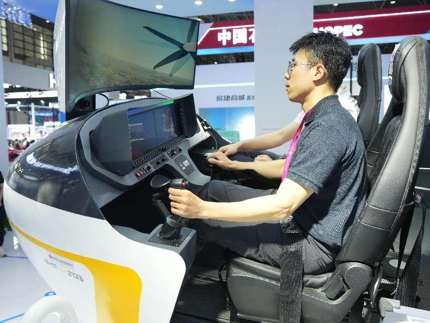 記者體驗(yàn)低空經(jīng)濟(jì)的應(yīng)用消費(fèi)場(chǎng)景。人民網(wǎng)記者 張力洋攝