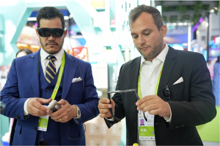 觀展嘉賓體驗(yàn)科技消費(fèi)新產(chǎn)品。中國(guó)國(guó)際消費(fèi)品博覽會(huì)組委會(huì)網(wǎng)上新聞中心供圖