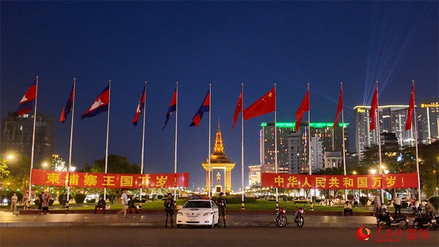 在習(xí)近平主席到訪柬埔寨前夕，人民網(wǎng)記者在柬埔寨首都金邊獨(dú)立紀(jì)念碑等地標(biāo)建筑附近看到，道路兩旁懸掛起中柬兩國(guó)國(guó)旗和“柬埔寨王國(guó)萬(wàn)歲！”“中華人民共和國(guó)萬(wàn)歲！”等中文歡迎橫幅。人民網(wǎng)記者 盛楚宜攝