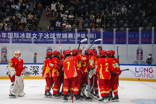 中國(guó)隊(duì)球員慶祝勝利。圖片來源：中國(guó)冰球協(xié)會(huì)