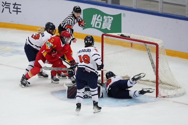 中國(guó)隊(duì)球員曲樂(左二)破門得分。圖片來源：中國(guó)冰球協(xié)會(huì) 此役中國(guó)隊(duì)首發(fā)陣容是詹佳慧、于柏巍、孔明會(huì)、趙啟男、曲樂、方新。比賽進(jìn)行至2分43秒，荷蘭隊(duì)率先取得進(jìn)球，1:0領(lǐng)先。失球后的中國(guó)隊(duì)打得更加積極主動(dòng)，多次獲得射門機(jī)會(huì)，但可惜沒有破門得分。 第二節(jié)39分34秒，中國(guó)隊(duì)曲樂在王佳欣和孔明會(huì)的助攻下破門，將比分扳平，這也是中國(guó)隊(duì)在本屆賽事中取得的首個(gè)進(jìn)球。 末節(jié)43分42秒，荷蘭隊(duì)球員勾人犯規(guī)，被判罰任意球。中國(guó)隊(duì)張夢(mèng)瑩執(zhí)行并打進(jìn)，2:1反超比分。最后階段，荷蘭隊(duì)撤下守門員，場(chǎng)上6人進(jìn)攻但未能進(jìn)球。最終，中國(guó)隊(duì)以2:1逆轉(zhuǎn)戰(zhàn)勝對(duì)手，取得本屆世錦賽首場(chǎng)勝利。 在昨日進(jìn)行的另外兩場(chǎng)比賽中，奧地利隊(duì)3:2力克斯洛伐克隊(duì)，法國(guó)隊(duì)2:1戰(zhàn)勝丹麥隊(duì)。三輪比賽過后，奧地利隊(duì)三戰(zhàn)全勝領(lǐng)跑積分榜，斯洛伐克隊(duì)和法國(guó)隊(duì)2勝1負(fù)分列二、三位，丹麥隊(duì)和中國(guó)隊(duì)1勝2負(fù)排在四至五位，荷蘭隊(duì)三戰(zhàn)皆負(fù)積分墊底。