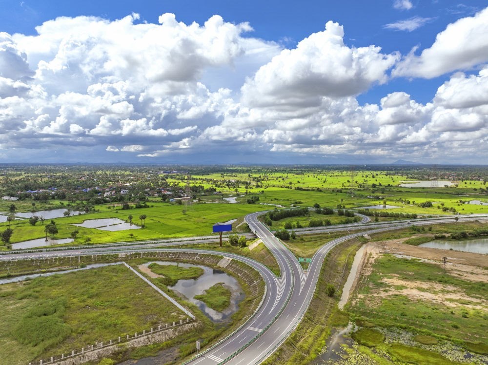 2024年9月25日在柬埔寨磅士卑省拍攝的金港高速公路（無人機照片）。連接柬埔寨首都金邊和最大深水海港西哈努克港的金港高速公路，是中柬共建“一帶一路”標志性項目。