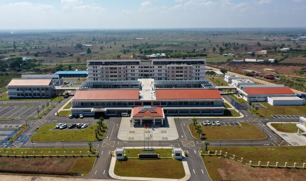 2022年2月17日在柬埔寨特本克蒙省新區(qū)拍攝的中國援柬埔寨特本克蒙省醫(yī)院。