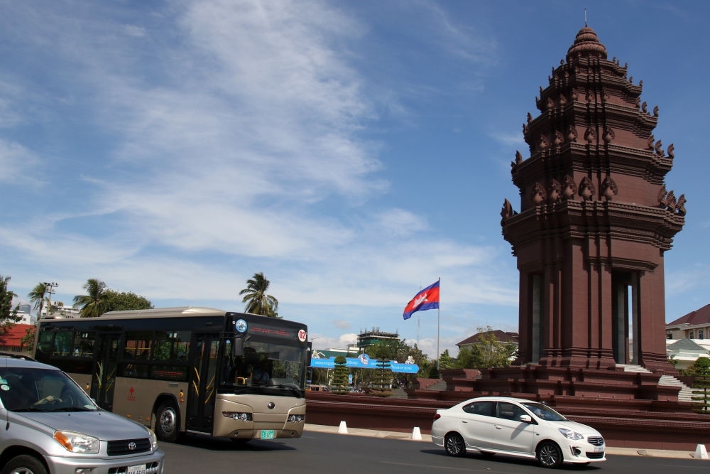 2018年1月5日，在柬埔寨金邊，一輛中國援助的“宇通”公交車經過獨立紀念碑。