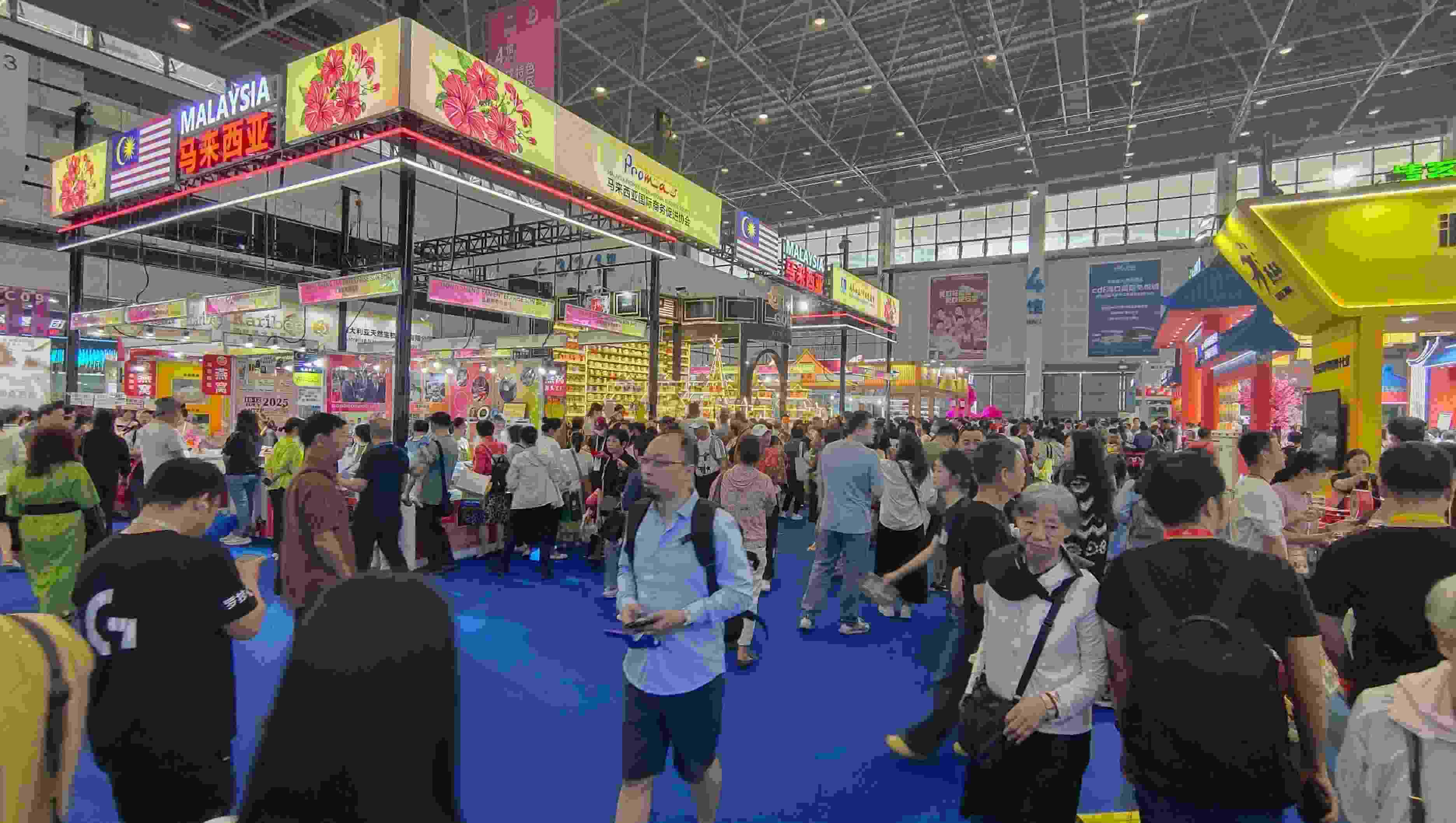 消博會(huì)迎來公眾開放日，眾多市民、客商來到展館參觀、購物。人民網(wǎng)記者 李彤?dāng)z