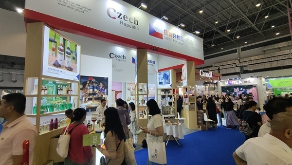 觀展者在各國展臺(tái)采購、咨詢。人民網(wǎng)記者 李彤?dāng)z