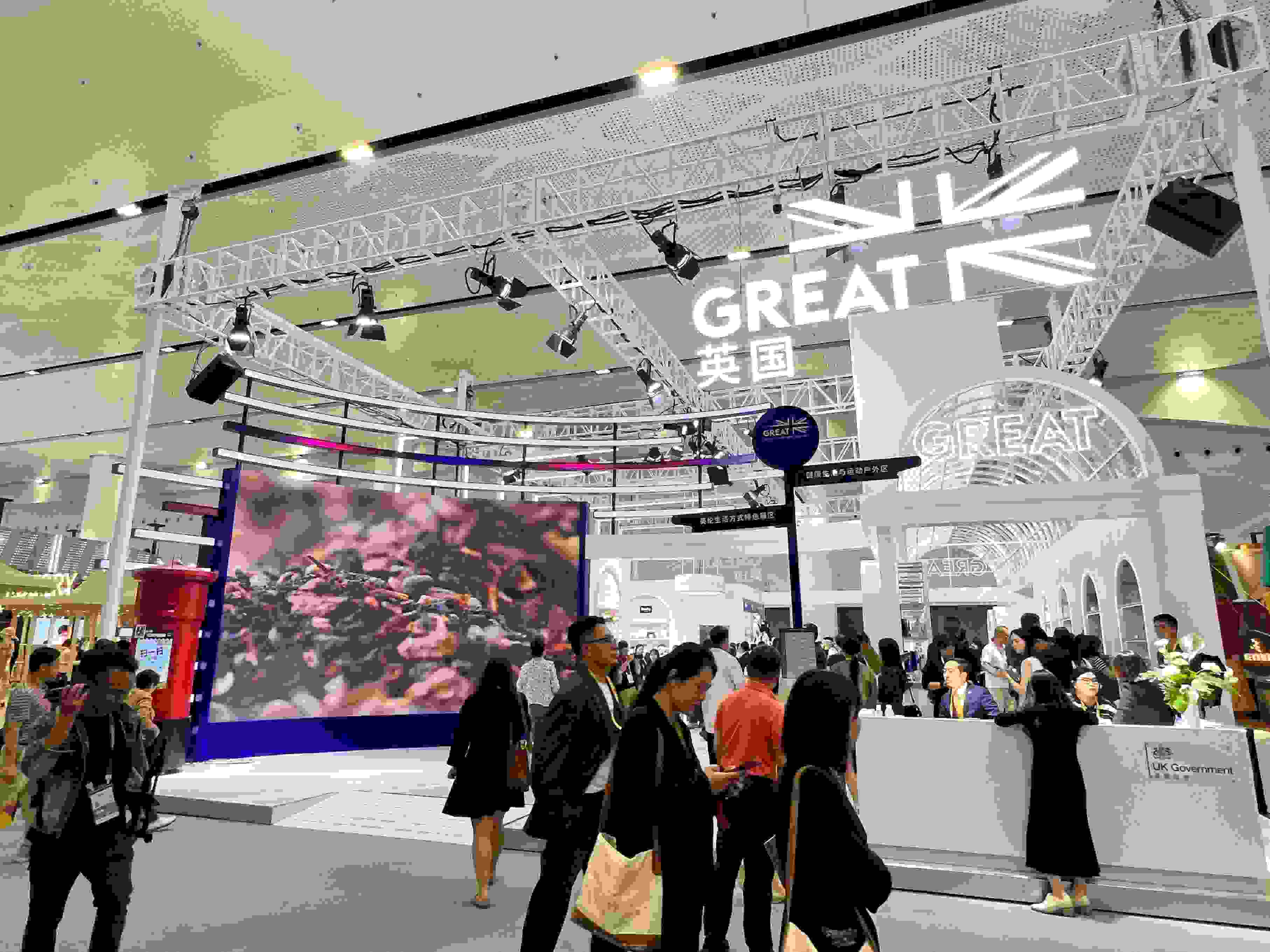 在消博會(huì)上，主賓國英國國家館開館。人民網(wǎng)記者 趙瞳攝