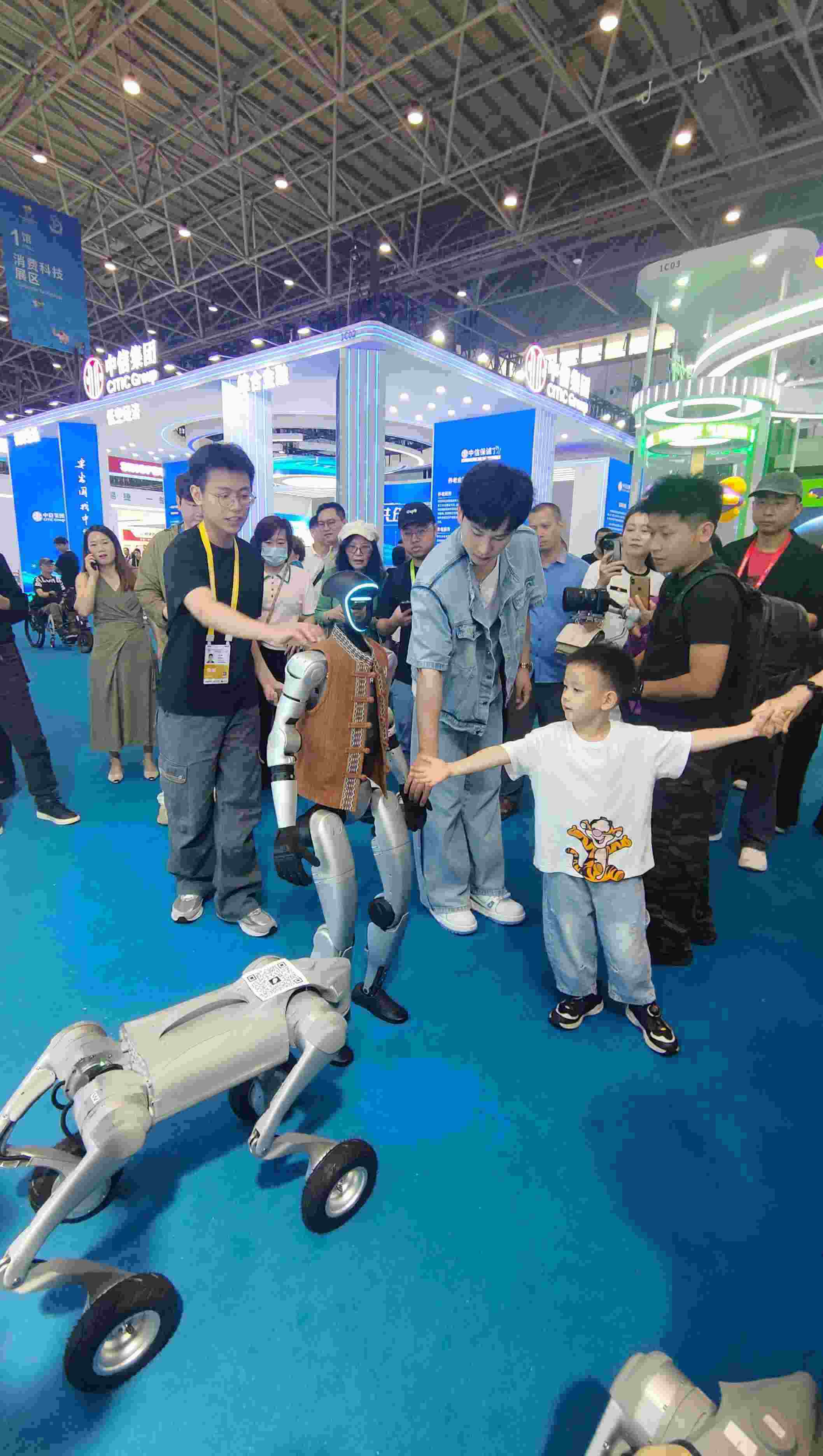 消博會(huì)現(xiàn)場(chǎng)，機(jī)器人等科技消費(fèi)產(chǎn)品吸引觀展者駐足。人民網(wǎng)記者 李彤?dāng)z