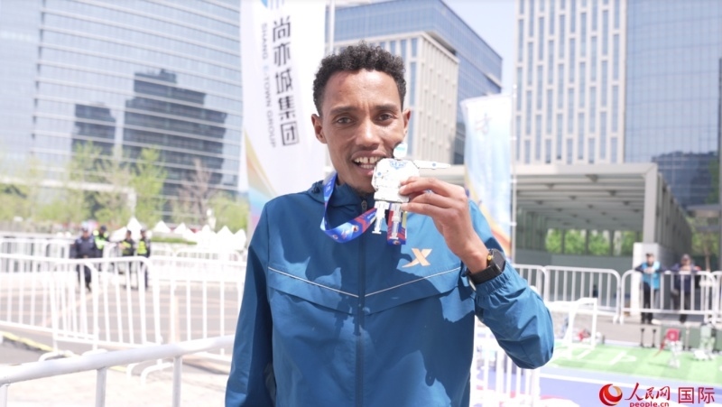 埃塞俄比亞選手圖魯·亞雷德·德梅克獲得本次大賽男子組亞軍。人民網(wǎng)記者 袁蒙攝