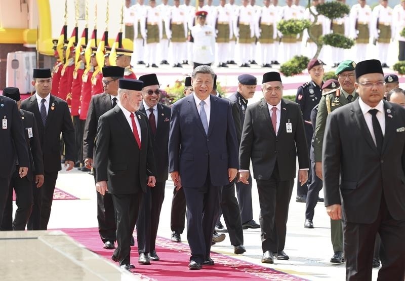 4月16日，馬來西亞最高元首易卜拉欣在馬來西亞國(guó)家王宮廣場(chǎng)為習(xí)近平主席舉行隆重歡迎儀式。