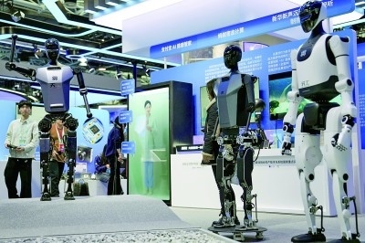 3月27日，在中關(guān)村展示中心常設(shè)展上，人形機(jī)器人“天工”向參觀者招手示意。新華社記者 鞠煥宗攝