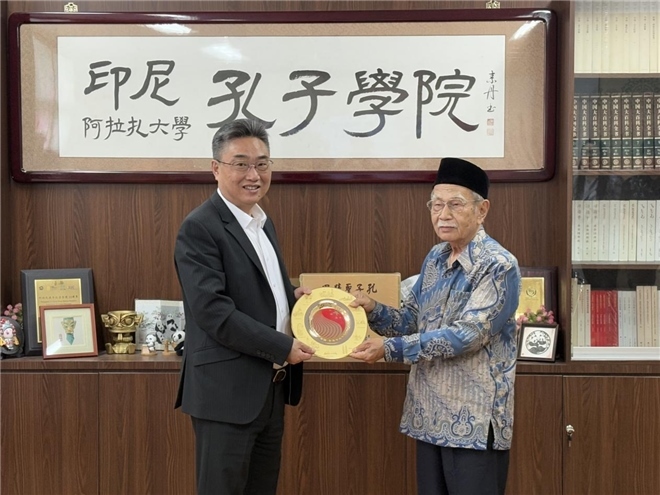 雙方交換禮物?；顒又鬓k方供圖