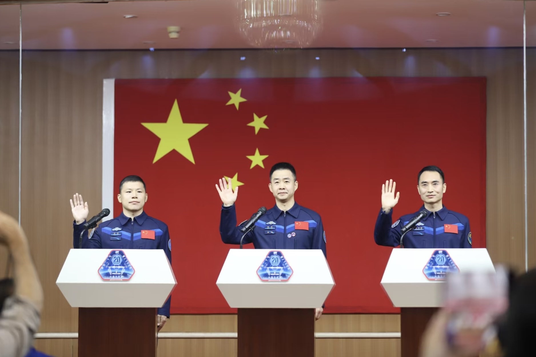 4月23日，神舟二十號航天員乘組在酒泉衛(wèi)星發(fā)射中心問天閣與中外媒體記者集體見面。人民網(wǎng)記者 黃帆攝