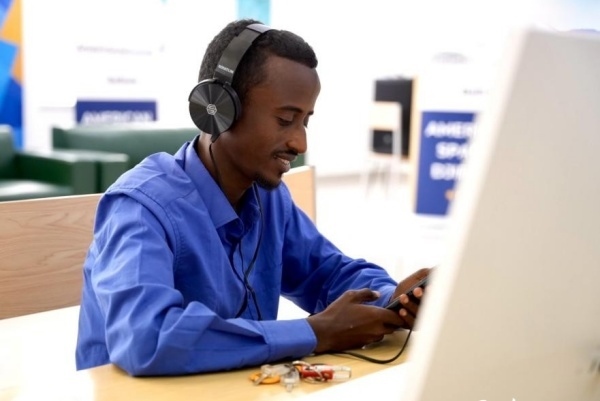 在明亮現(xiàn)代的信息技術(shù)閱覽室，當(dāng)?shù)刈x者正在沉浸式學(xué)習(xí)，塔里克·易卜拉欣攝