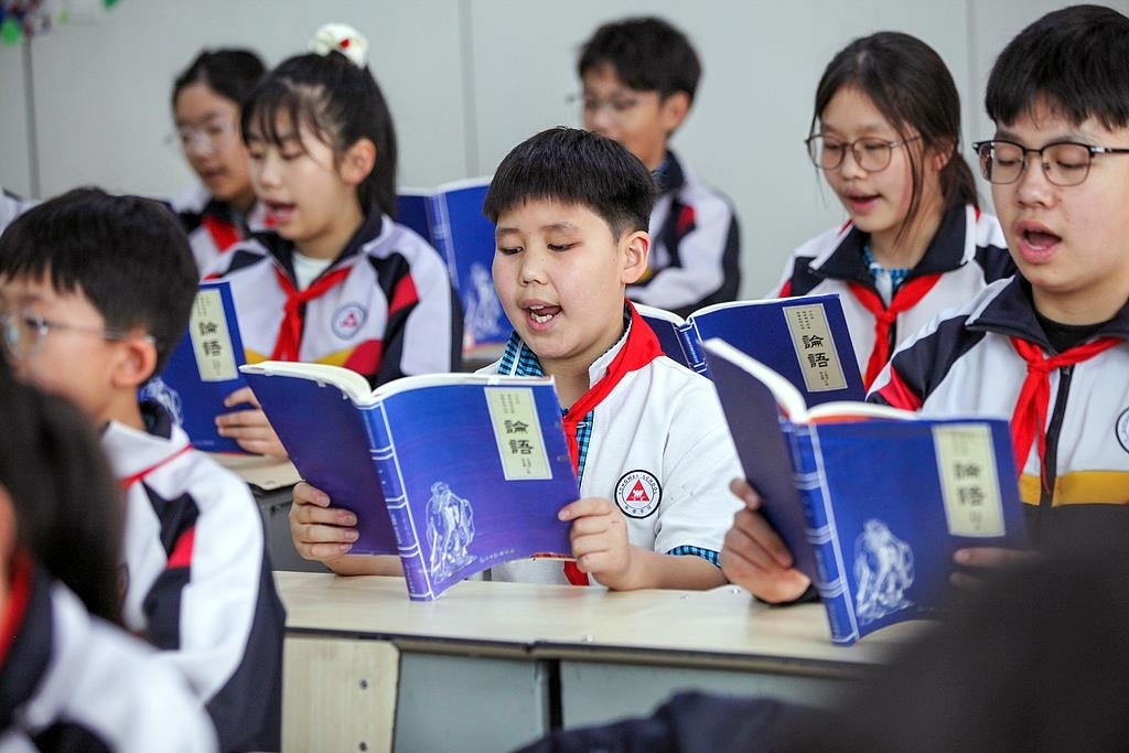 △2025年4月21日，河南焦作，學(xué)生們?cè)谡b讀《論語(yǔ)》。