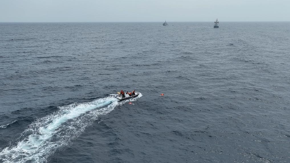 4月23日，中越海警開展海上聯(lián)合搜救演練，模擬營救落水人員。（中國海警供圖）