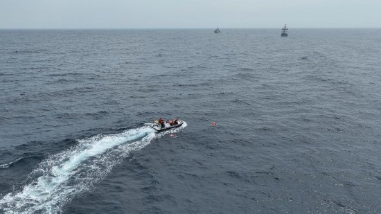 4月23日，中越海警開展海上聯(lián)合搜救演練，模擬營救落水人員。（中國海警供圖）