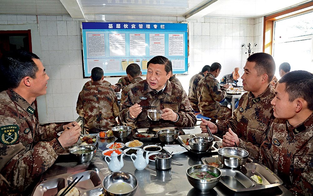 2014年1月26日，習(xí)近平主席專程來(lái)到內(nèi)蒙古軍區(qū)邊防某部，親切看望慰問(wèn)戍邊官兵。這是在連隊(duì)食堂，習(xí)近平主席同戰(zhàn)士們一起用餐。