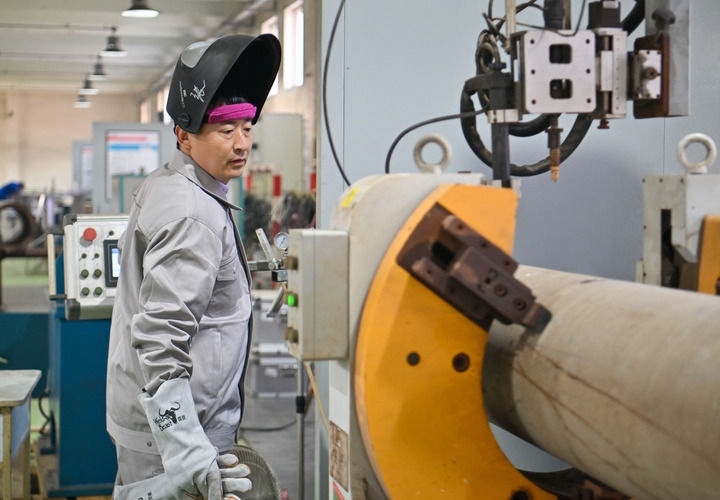 在中石化第四建設(shè)有限公司工匠學(xué)院，全國(guó)人大代表、中石化第四建設(shè)有限公司工匠學(xué)院焊接教練張振連操作自動(dòng)焊機(jī)（2025年2月21日攝）。新華社記者 孫凡越 攝