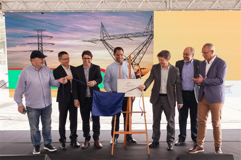 CPFL公司執(zhí)行副總裁弗拉維奧·恩里克·里貝羅（中）、CPFL輸電公司總裁李甫（左二）、南里奧格蘭德州州議員阿洛伊西奧·克拉斯曼（左一）、州長(zhǎng)代表豪爾赫·波佐邦（右一）等出席投運(yùn)儀式。 中國(guó)國(guó)家電網(wǎng)巴西電力CPFL公司供圖