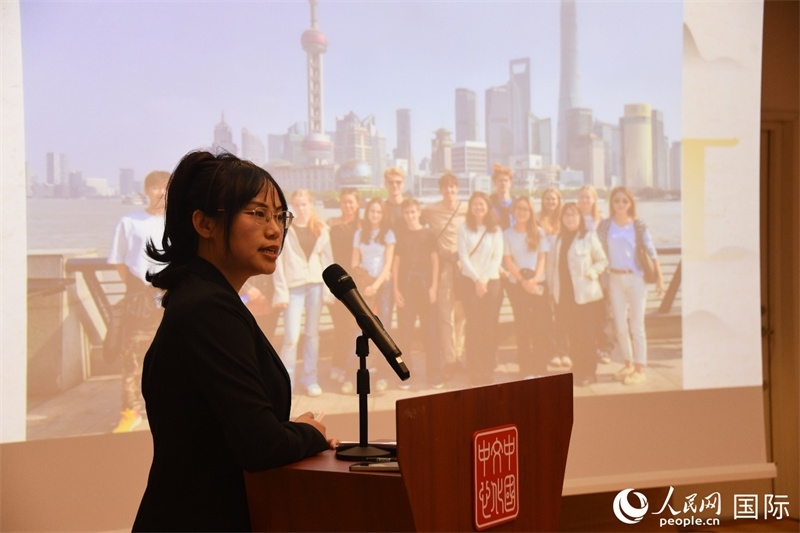 斯德哥爾摩考試中心經(jīng)理陳曦介紹“漢語(yǔ)水平考試”情況。人民網(wǎng)記者 殷淼攝