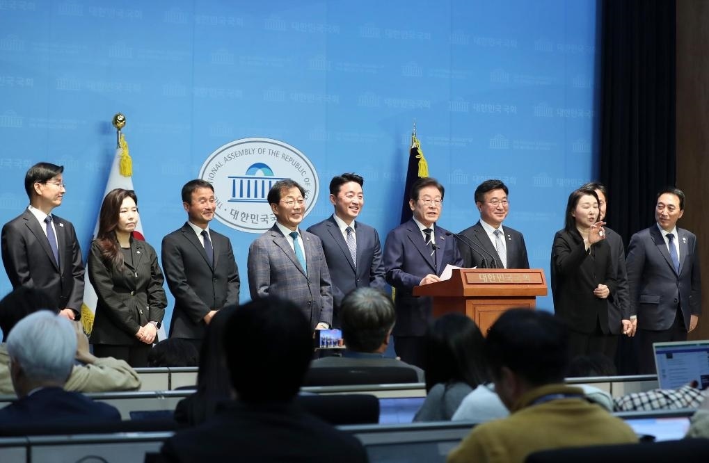 4月11日，李在明在韓國首爾舉行的新聞發(fā)布會上介紹他的總統(tǒng)競選團隊。新華社記者姚琪琳攝