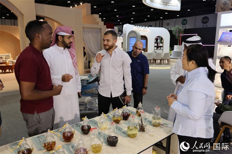 在“閱讀中國(guó)”館，當(dāng)?shù)刈x者通過(guò)品味中國(guó)茶，了解中國(guó)文化。人民網(wǎng)記者 張志文攝