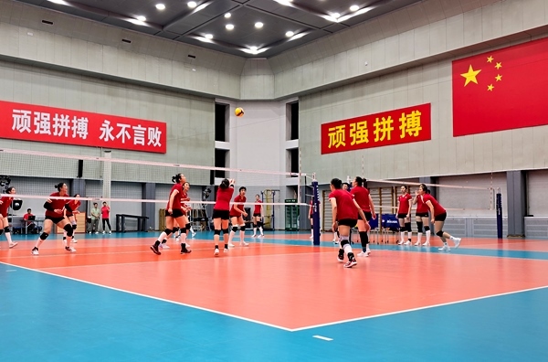 4月28日，中國女排在主教練趙勇的帶領(lǐng)下進(jìn)行訓(xùn)練。人民網(wǎng)記者 胡雪蓉?cái)z