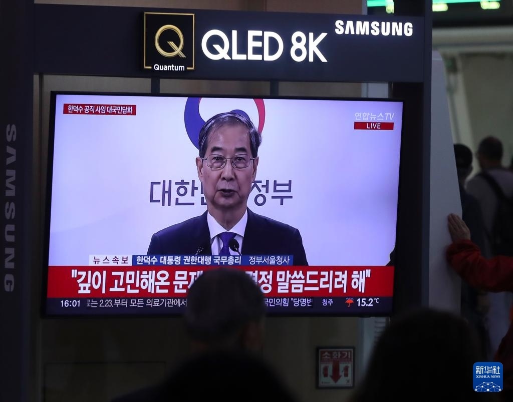 5月1日，在韓國首爾火車站，民眾觀看韓德洙辭職的新聞。新華社記者 姚琪琳 攝